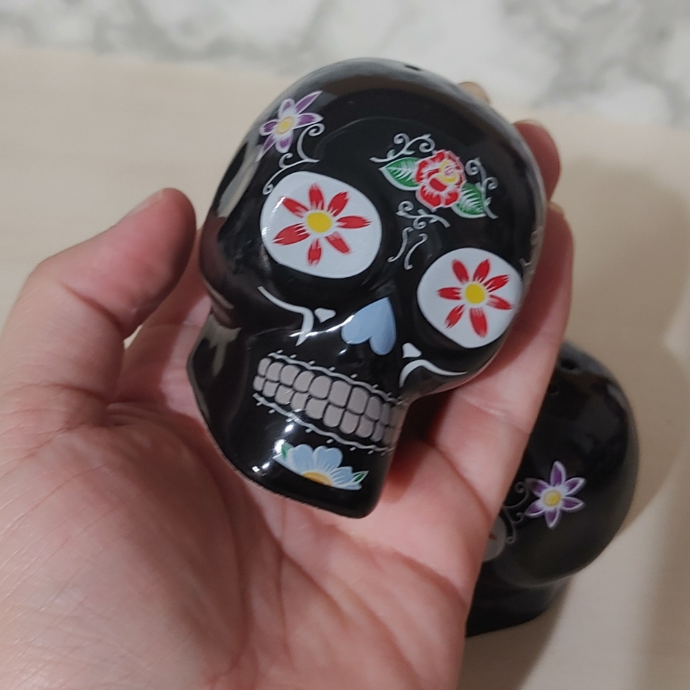 Sugar Skull Salt & Pepper Shakers - Picture 2 of 4